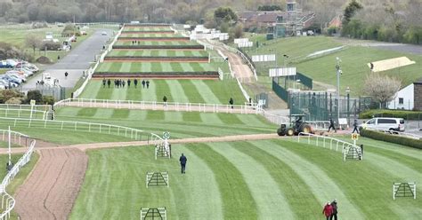 racing results from aintree today.